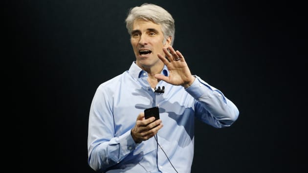 Craig Federighi, Phó Chủ tịch Cấp cao Kỹ thuật Phần mềm phát biểu trong hội nghị dành cho các nhà phát triển trên toàn thế giới (WWDC) hàng năm của Apple tại San Jose, California, Hoa Kỳ vào ngày 5 tháng 6 năm 2017.