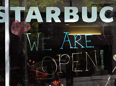 Starbucks là công ty mới nhất tạm dừng quảng cáo trên các nền tảng truyền thông xã hội